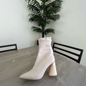 Steve Madden- Valyant Ankle Boot- size 9.5 color Bone